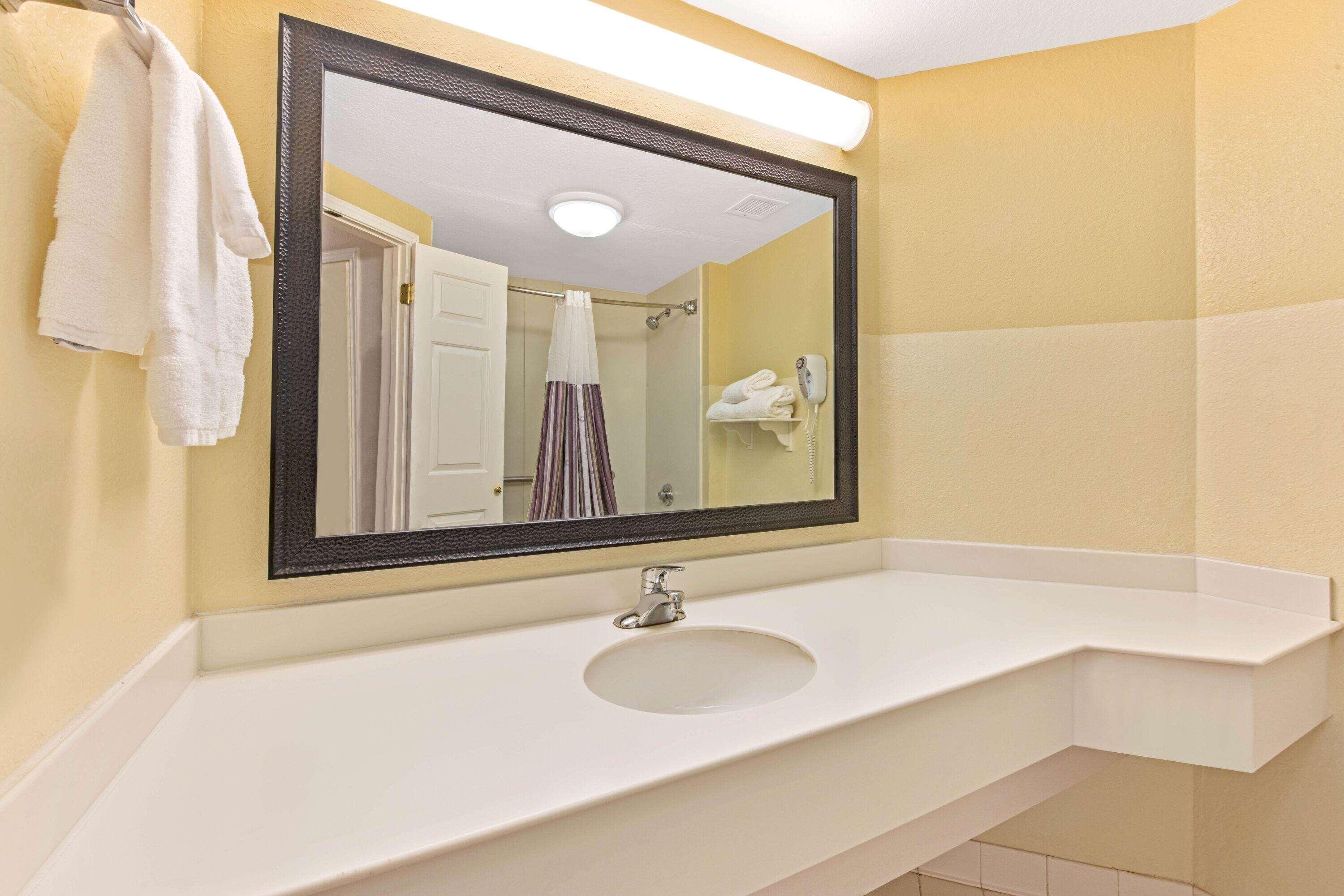 La Quinta By Wyndham Usf Hotel Tampa Exterior photo