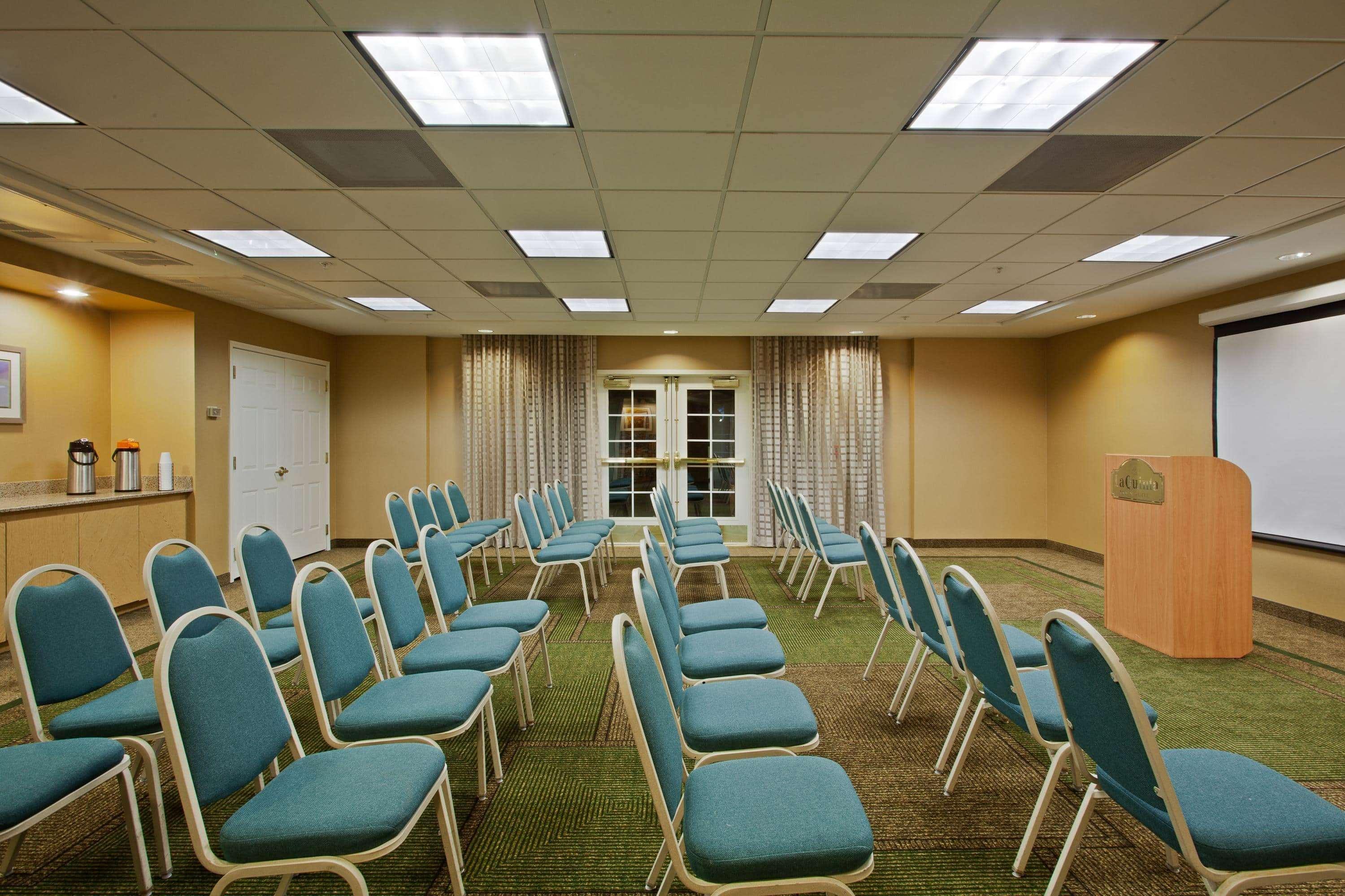 La Quinta By Wyndham Usf Hotel Tampa Exterior photo