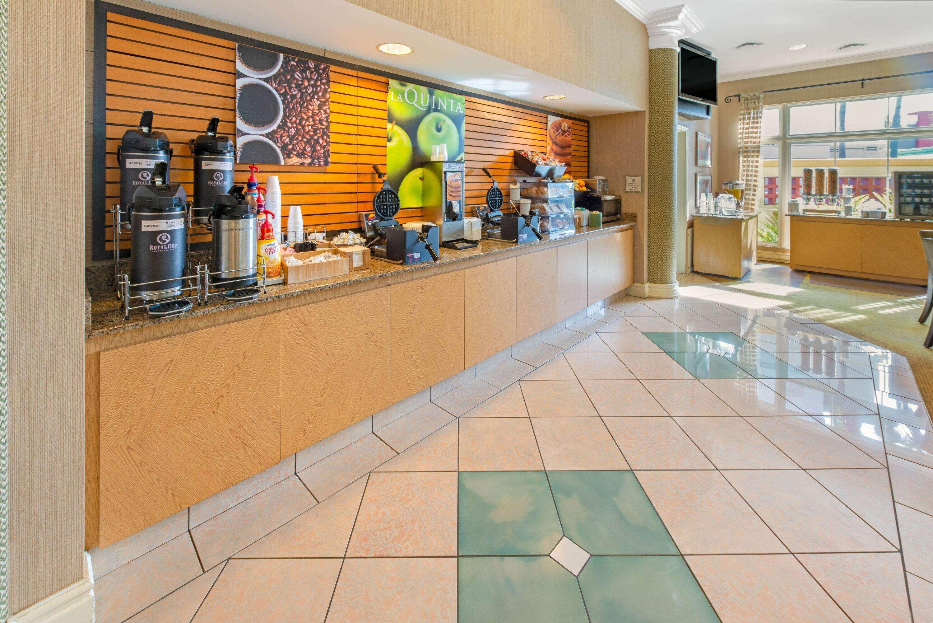 La Quinta By Wyndham Usf Hotel Tampa Exterior photo